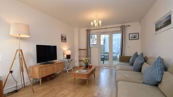 Family House | Living area | 52-inch Smart TV with digital channels, TV, table tennis