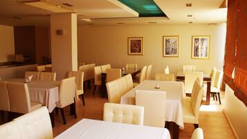 Dagelijks continentaal ontbijt (EUR 7 per persoon)