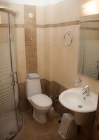 Ducha, secador de pelo, toallas, jabón