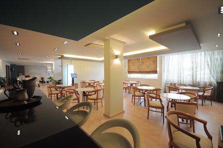 Cafeteria. Saronis Hotel