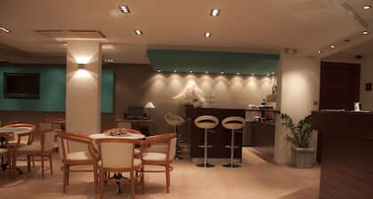 Saronis Hotel