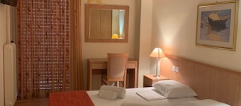 Saronis Hotel