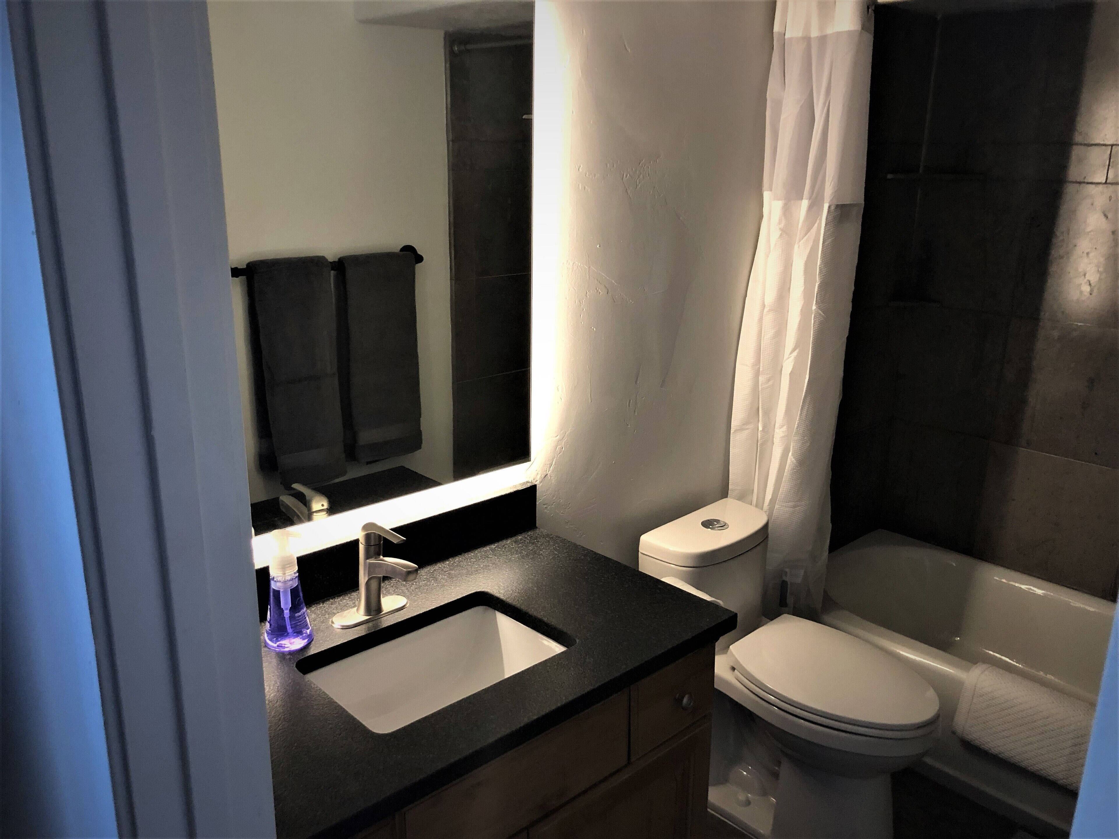 4 Miles from cottonwood canyon - beautiful 2 bed (sleeps 6)