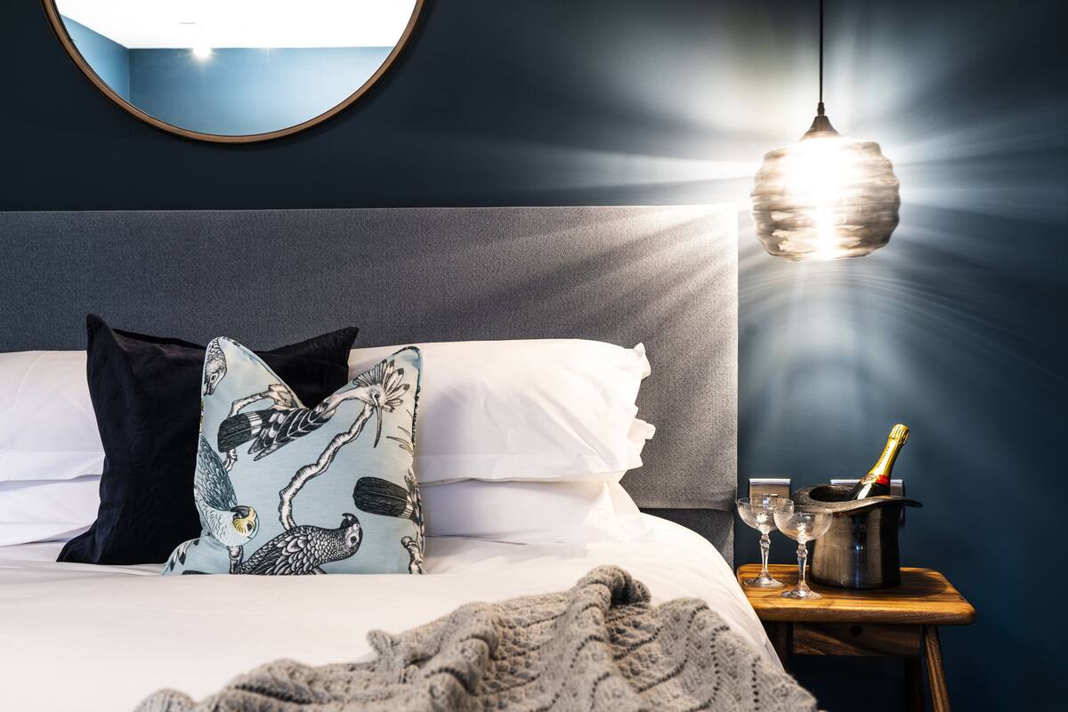 Habitación de lujo con 1 cama matrimonial o 2 individuales | Tabla de planchar con plancha, wifi gratis y ropa de cama