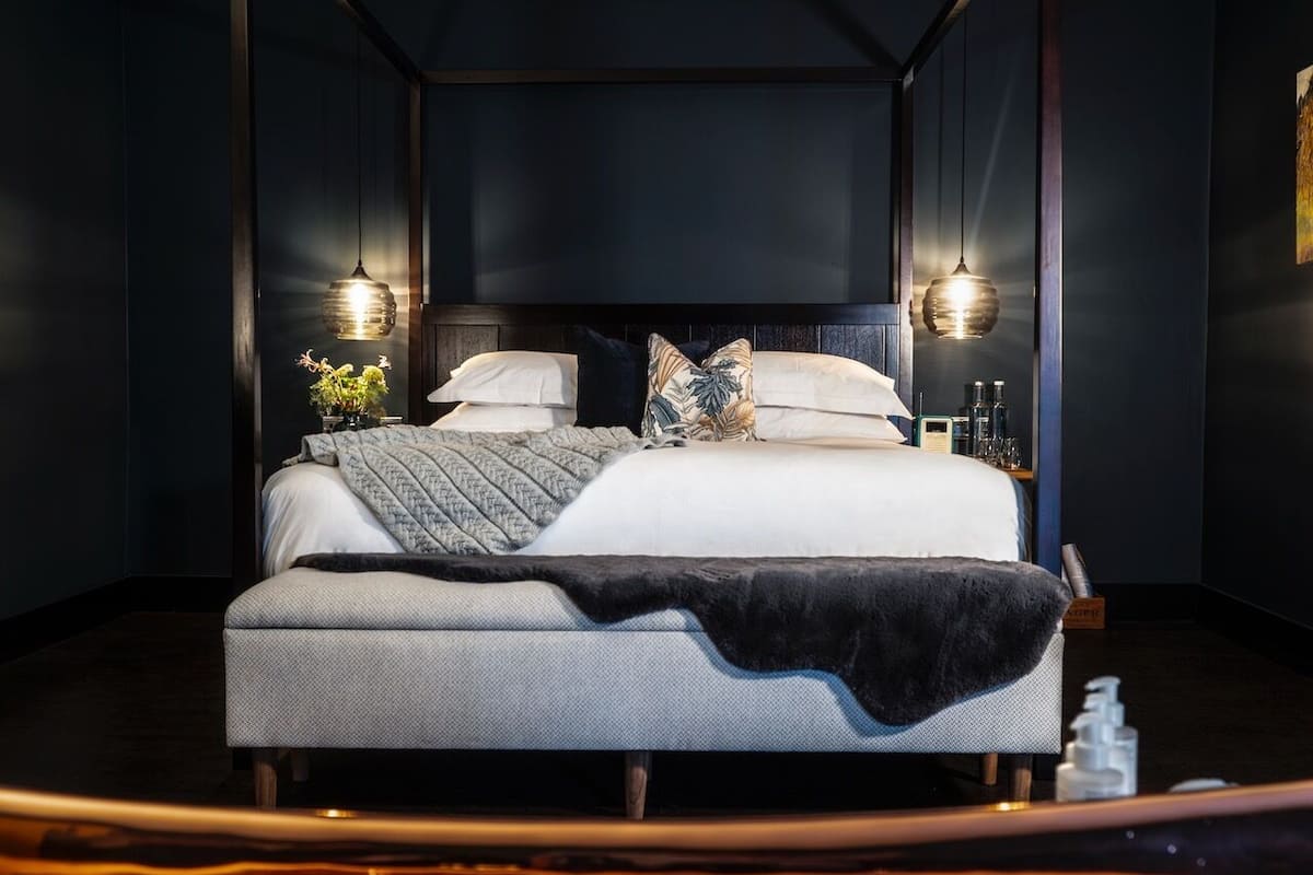 Habitación doble de lujo | Tabla de planchar con plancha, wifi gratis y ropa de cama