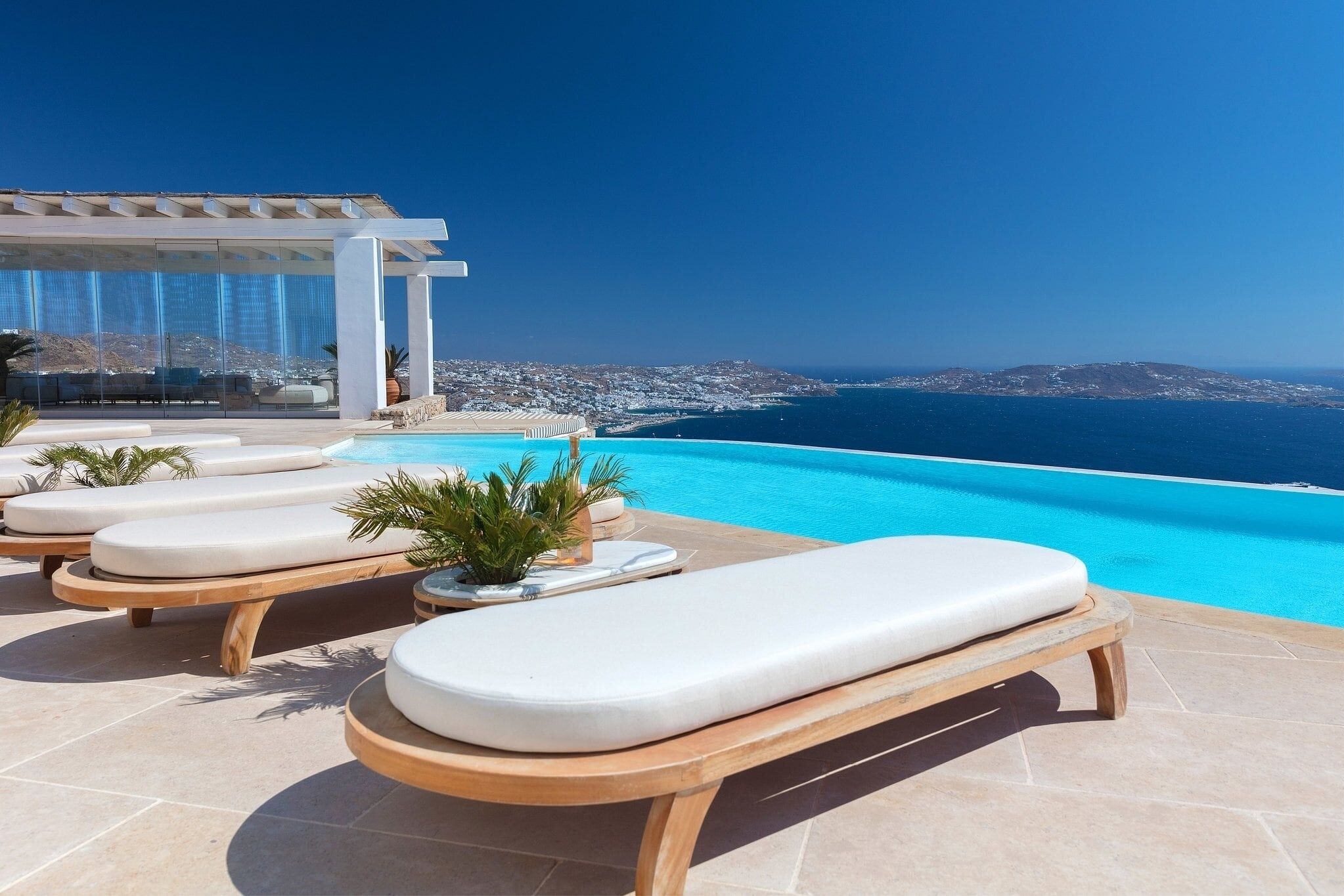 无边泳池，日光浴躺椅