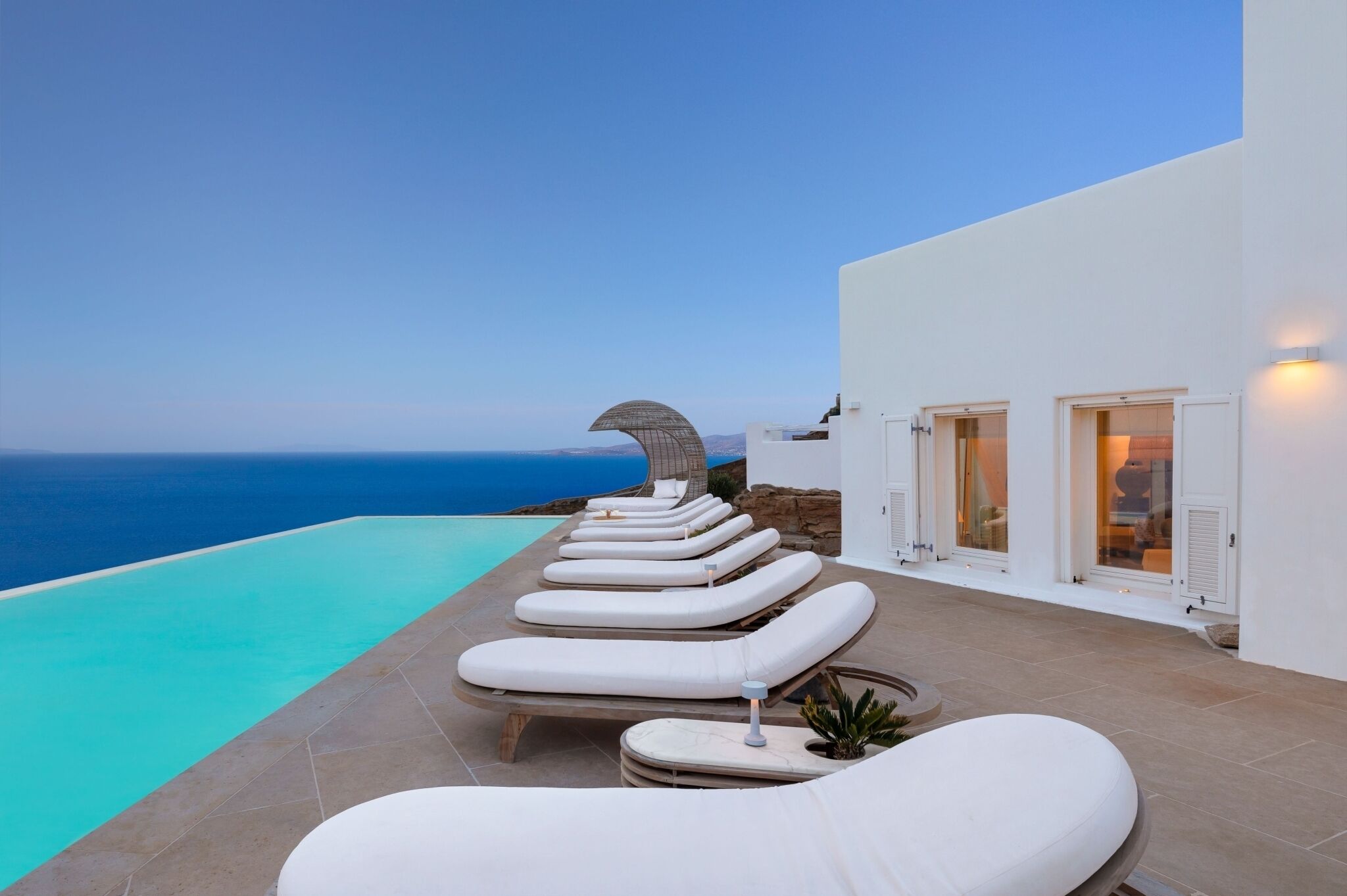 حمّام سباحة لا متناهي، مقاعد للتشمس