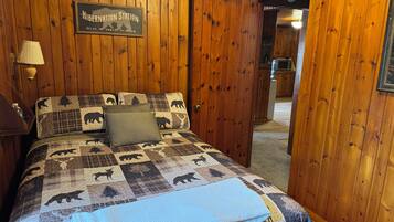 3 bedrooms, desk, iron/ironing board, travel crib