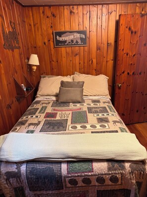 3 quartos, escrivaninha, ferros/tábuas de passar roupa, berço de viagem