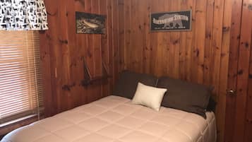 3 habitaciones, escritorio y tabla de planchar con plancha