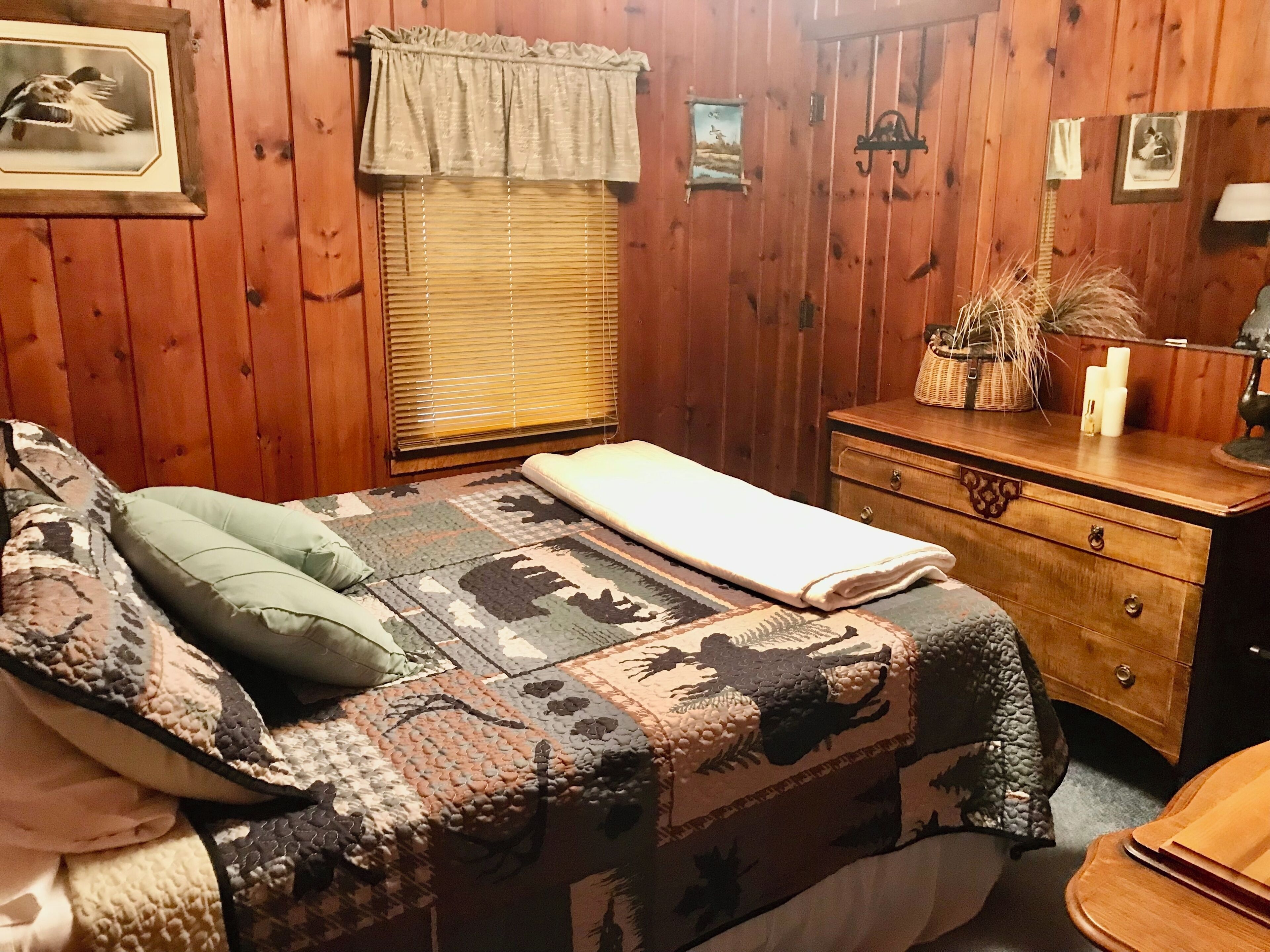 3 bedrooms, desk, iron/ironing board, travel crib