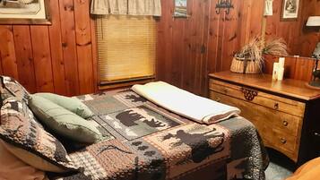 3 bedrooms, desk, iron/ironing board, travel crib