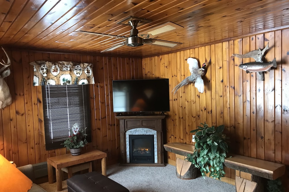 Cozy Little Red Lodge in Michigan’s Upper Peninsula