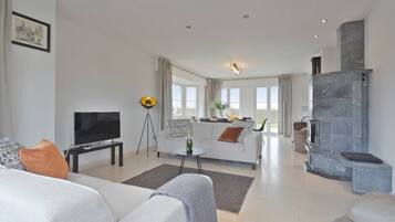 Televisión, chimenea y oficina