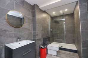 ฝักบัว, เรนชาวเวอร์, ของ��ใช้ในห้องน้ำฟรี, ไดร์เป่าผม