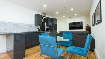 City Apartment, 2 Bedrooms | Private kitchen | Fridge, microwave, oven, stovetop
