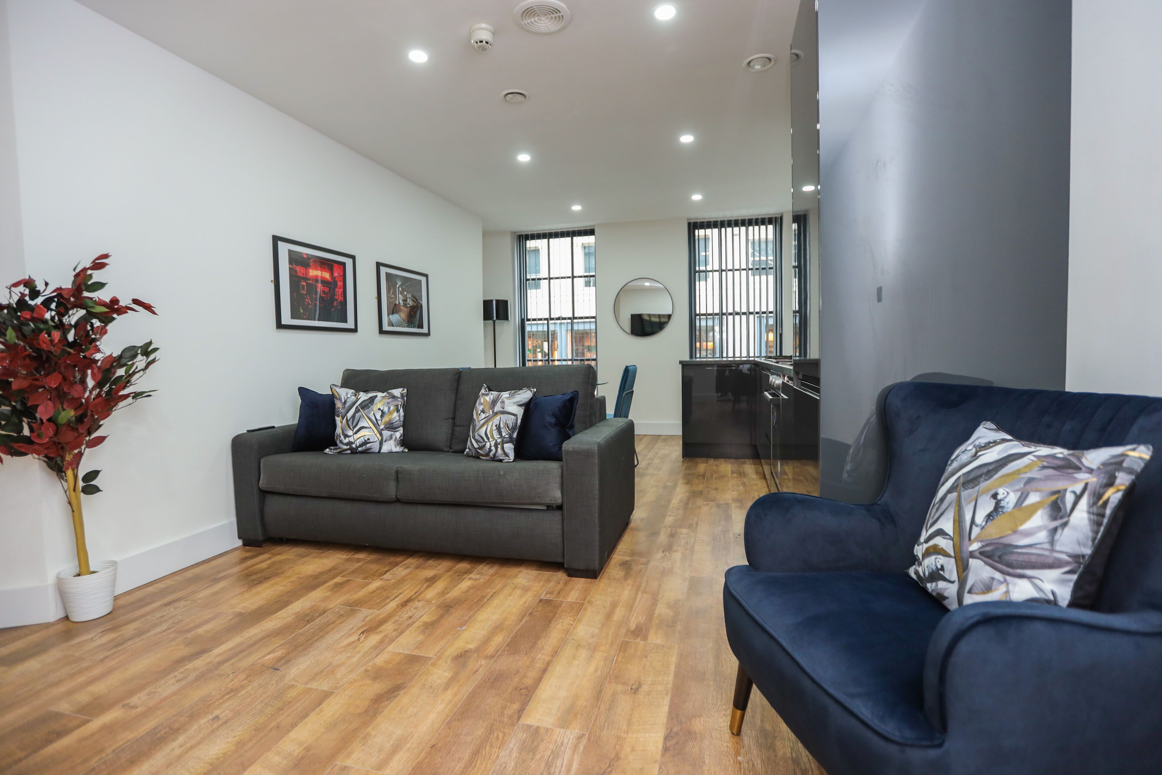 Apartament urbà, 2 dormitoris | Sala d'estar | Televisor intel·ligent de 80 polzades amb canals digitals i televisor 