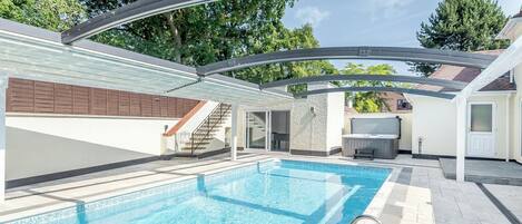 Una piscina al aire libre