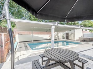 Una piscina al aire libre
