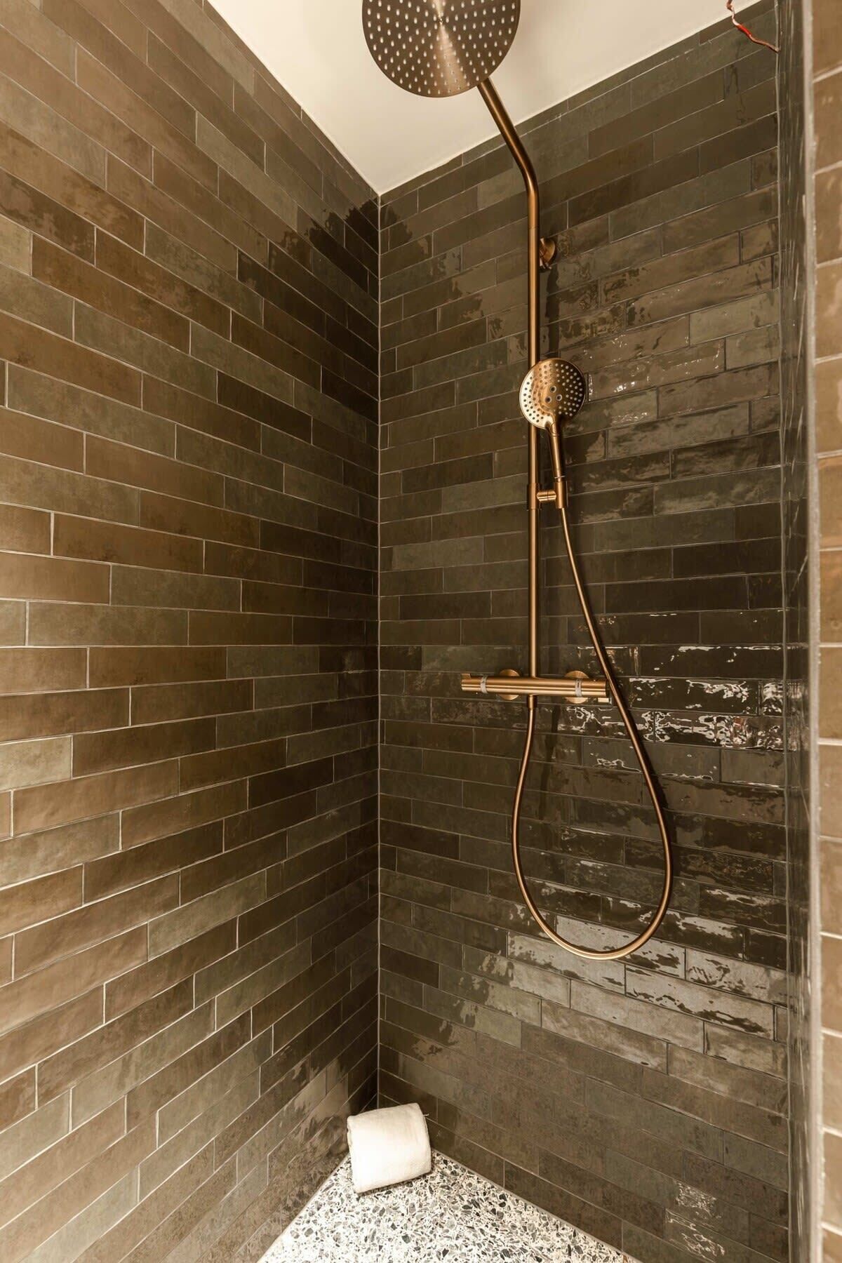 Badewanne, Haartrockner, Handtücher, Seife