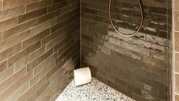 Baignoire, sĂšche-cheveux, serviettes fournies, savon