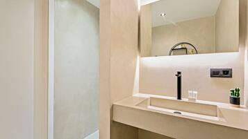 Een douche, handdoeken, zeep, shampoo