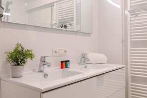 Shower, hair dryer, towels, soap - Huswell - Comfortable 2 bedroom seaside apartment (Knokke-Heist)
