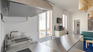 Coffee/tea maker, fridge, microwave, oven