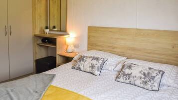 2 bedrooms, travel crib, free WiFi, bed sheets