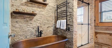 Bañera, secador de pelo y toallas