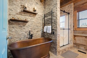 Badewanne, Haartrockner, Handtücher, Shampoo