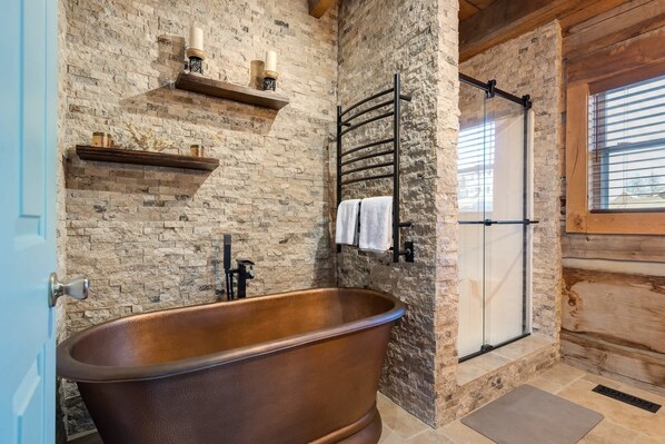 浴缸、風筒、提供毛巾