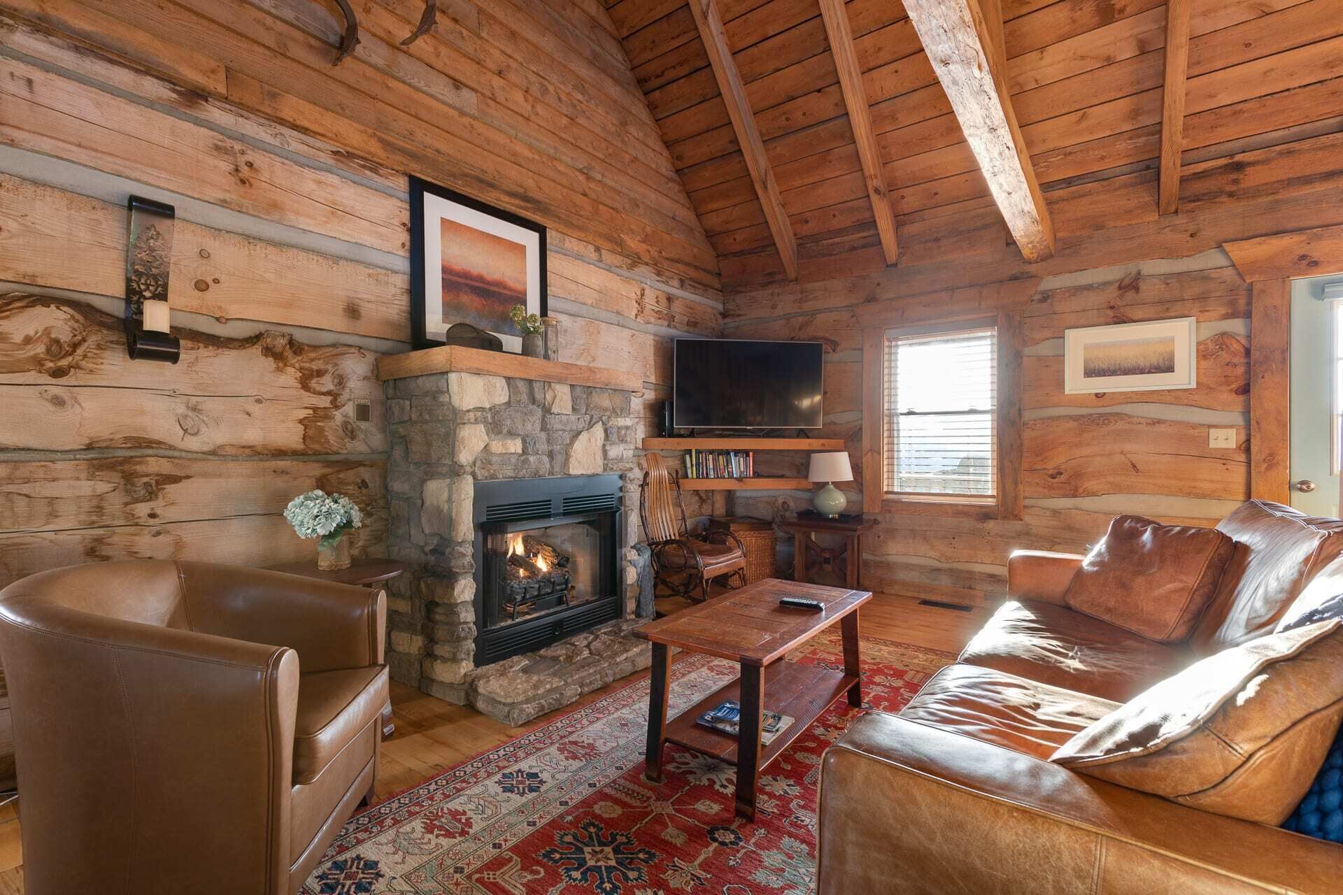 Tv, eldstad och kontor