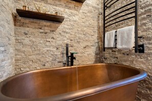 浴缸、風筒、提供毛巾