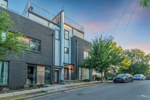 Exterior - Nashville’s Big Bash double rooftop decks, wet bar, game room near Broadway (Nashville)