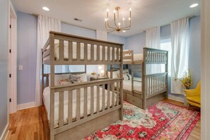 4 bedrooms, desk, iron/ironing board, WiFi - Nashville family getaway: rooftop hot tub, game room, sleeps 12 (Nashville)