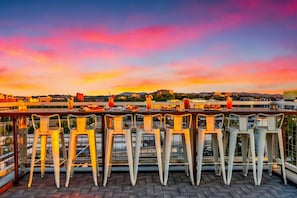 Outdoor dining - Nashville family getaway: rooftop hot tub, game room, sleeps 12 (Nashville)