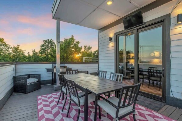 Outdoor dining - Nashville’s Big Bash double rooftop decks, wet bar, game room near Broadway (Nashville)