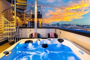 Outdoor spa tub - Nashville family getaway: rooftop hot tub, game room, sleeps 12 (Nashville)