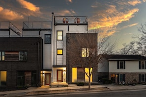 Exterior - Nashville family getaway: rooftop hot tub, game room, sleeps 12 (Nashville)