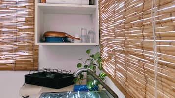 Casa estándar, Terraza | Cocina privada | Refrigerador, microondas y utensilios de cocina