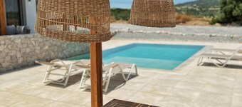 Stylish 2-bed Private Villa Vrachos with Pool 2 min from beach!