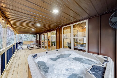 Dog-friendly home with a private hot tub, WiFi, pool table, fireplace, & A/C