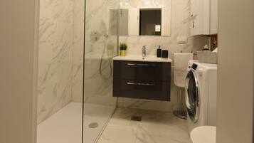 Apartament (One Bedroom Apartment) | Bany | Dutxa i tovalloles