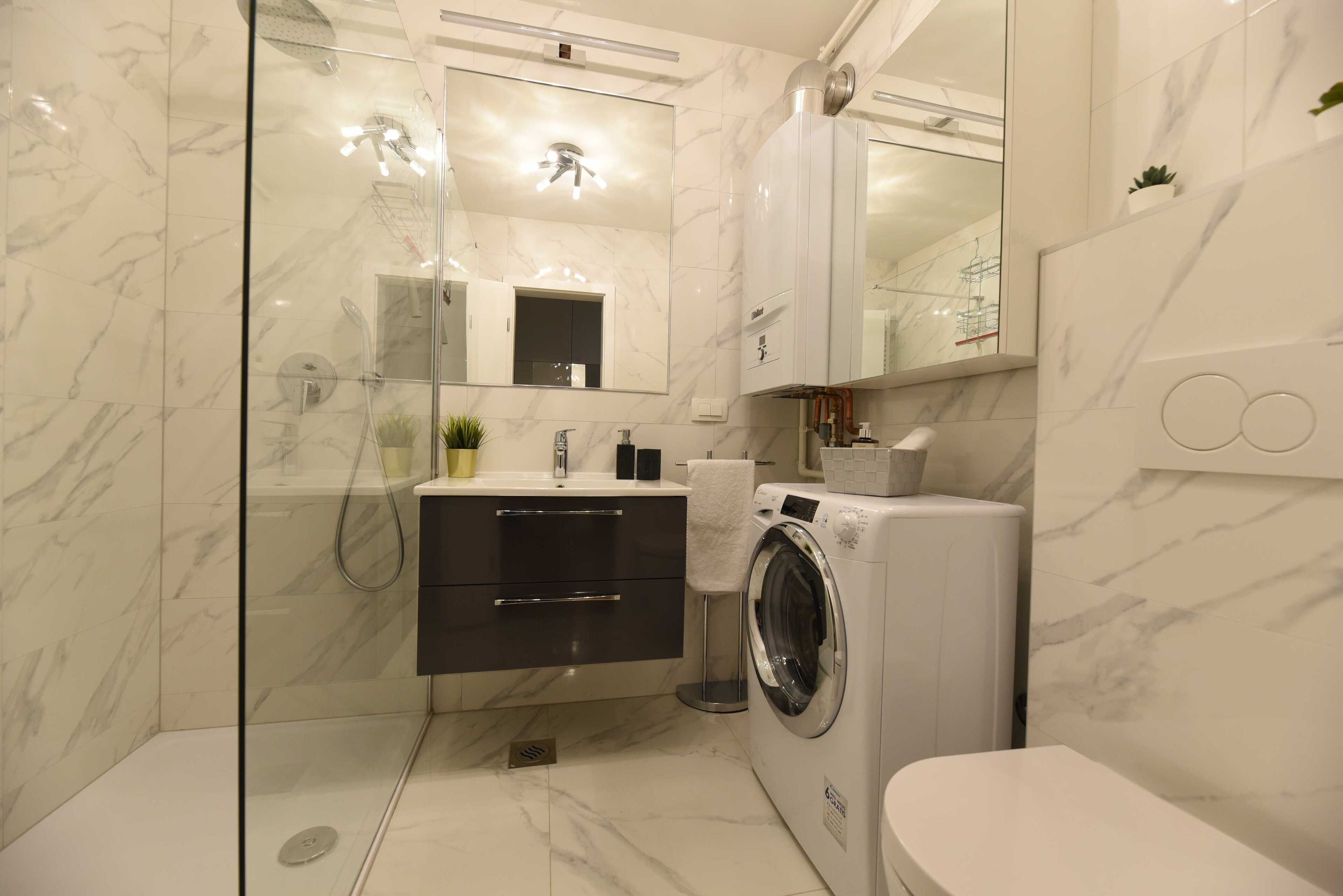 Apartment (One Bedroom Apartment) | Bathroom | Shower, towels