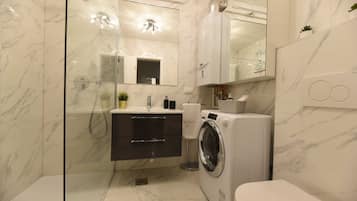 Apartment (One Bedroom Apartment) | Bathroom | Shower, towels