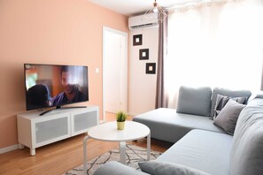 Apartment (One Bedroom Apartment) | Living room | TV - Mary's Apartment (Zagreb)