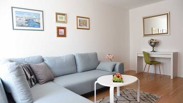 Apartemen (One Bedroom Apartment) | Ruang keluarga | TV