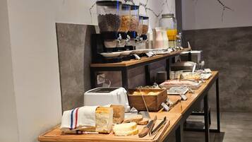 Desayuno buffet diario (USD 7 por persona)