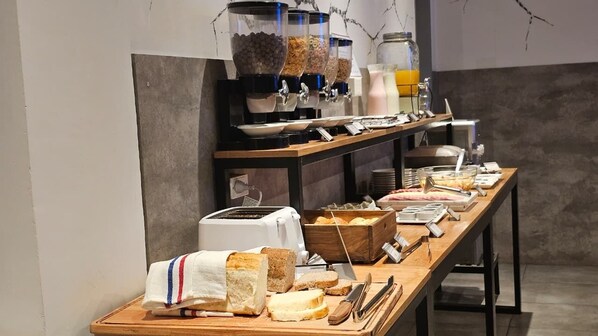 Daily buffet breakfast (USD 7 per person) - Hotel Concept Bariloche (San Carlos de Bariloche)
